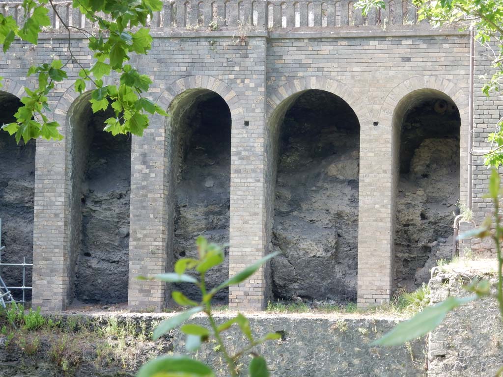 VIII.2.34, Pompeii. June 2019. Looking north towards terrace supported by a wall of arches.
Photo courtesy of Buzz Ferebee.
