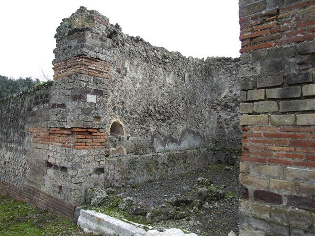 VIII.2.35 Pompeii. May 2006. Entrance doorway with east wall and niche.