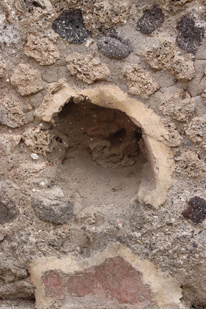 VIII.2.35 Pompeii. October 2023. 
East wall with niche, and painted plaster below. Photo courtesy of Klaus Heese.