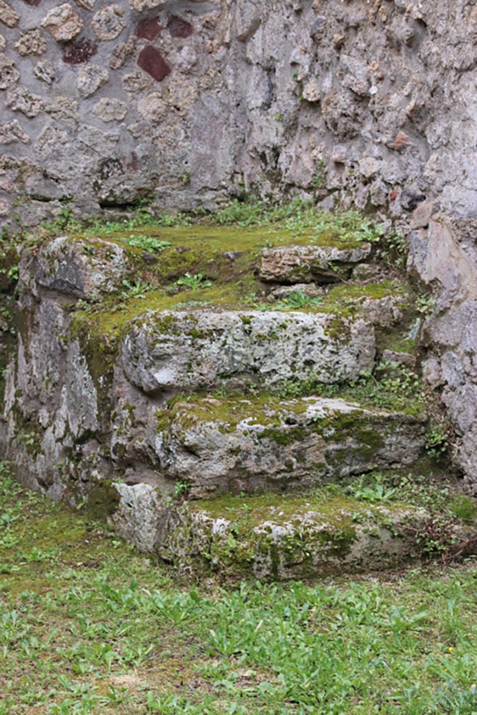 VIII.2.35 Pompeii. May 2024. 
Detail of stone steps in south-west corner of shop-room. Photo courtesy of Klaus Heese.
