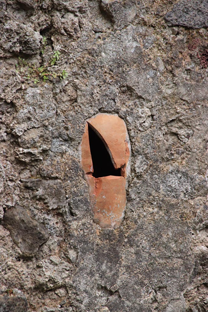 VIII.2.38 Pompeii. May 2024.
Detail of terracotta vessels used as downpipe in east wall. Photo courtesy of Klaus Heese.