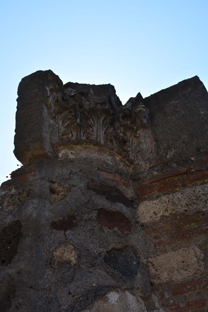 VIII.2.39 Pompeii. September 2019. 
South wall of east ala g, capital above semi-column in south-east corner of atrium.
Foto Annette Haug, ERC Grant 681269 DÉCOR