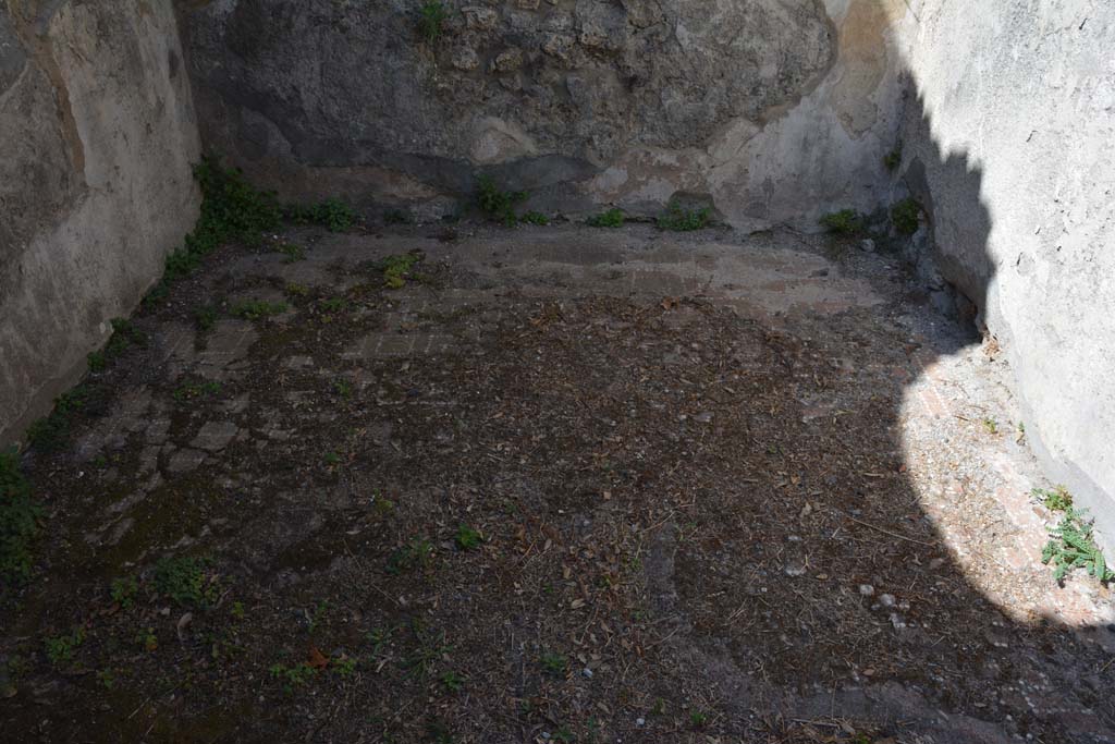 VIII.2.39 Pompeii. September 2019. Room l (L), looking west across flooring.
Foto Annette Haug, ERC Grant 681269 DÉCOR