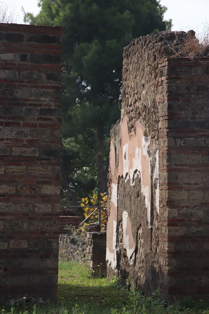 VIII.2.39 Pompeii. October 2023. 
Looking south across atrium through doorway into corridor q. Photo courtesy of Klaus Heese.