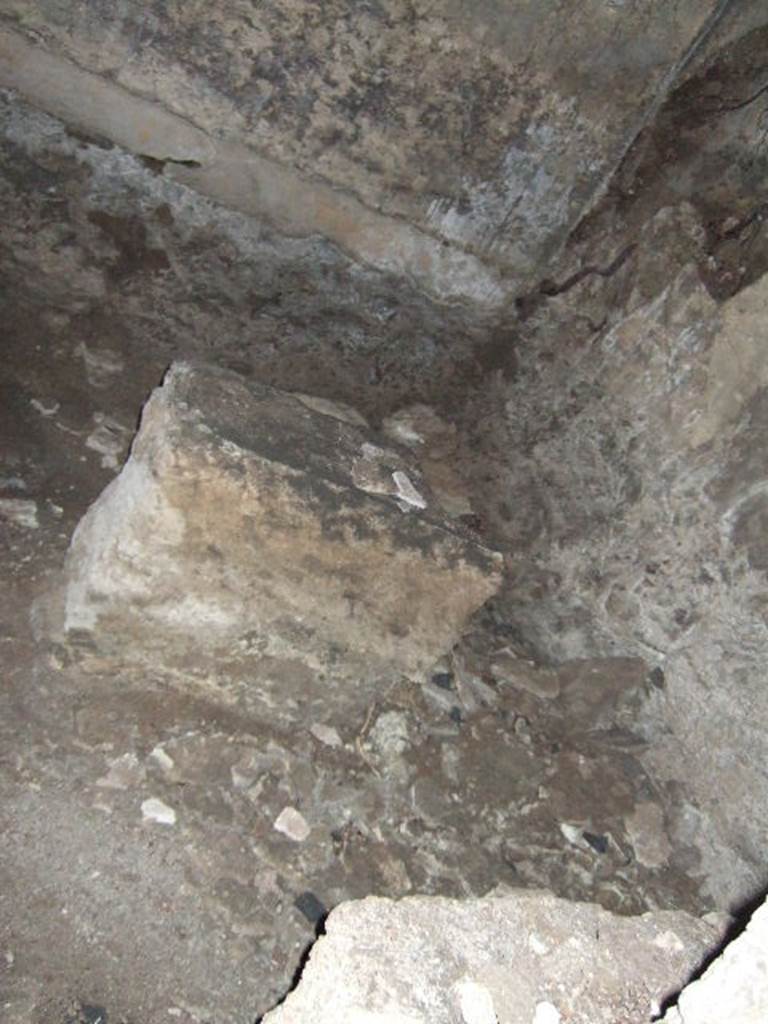 VIII.2.39 Pompeii. May 2006. Room 04, two masonry supports in centre of room.