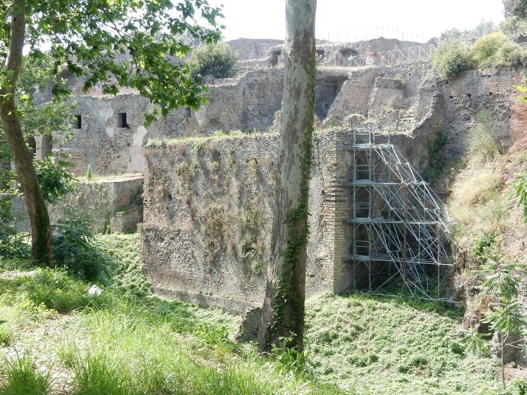 VIII.2.39 Pompeii. June 2019. Looking north-west at rear towards lower floor of VIII.2.39, on right.
Photo courtesy of Buzz Ferebee.