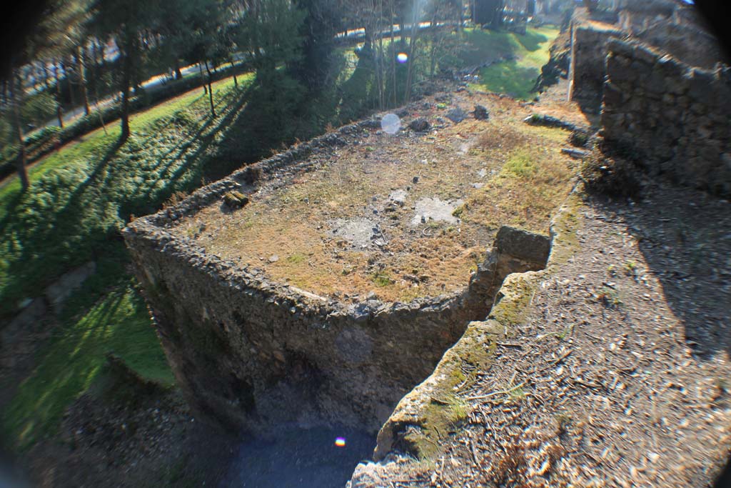 VIII.2.39 Pompeii. March 2014. Looking south-west from Triangular Forum towards area on top of lower floor of house. 
Foto Annette Haug, ERC Grant 681269 DÉCOR.