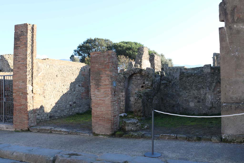 VIII.3.2 Pompeii, on right, with VIII.3.3, centre left. December 2018.
Looking south to entrance doorways on Via dell’Abbondanza. Photo courtesy of Aude Durand.
