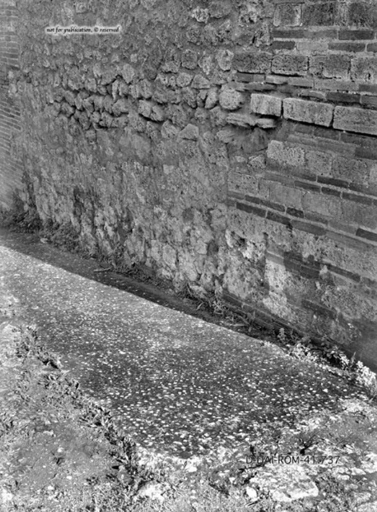 VIII.3.4 Pompeii. c.1930. Looking north along east side of vestibule/entrance corridor.
The flooring of cocciopesto contained white tesserae that dotted the “carpet” of cocciopesto.
Towards the atrium, it ended with a threshold decorated with meanders.
DAIR 41.737. Photo © Deutsches Archäologisches Institut, Abteilung Rom, Arkiv.
See Pernice, E.  1938. Pavimente und Figürliche Mosaiken: Die Hellenistische Kunst in Pompeji, Band VI. Berlin: de Gruyter, (tav. 41.3, above.)