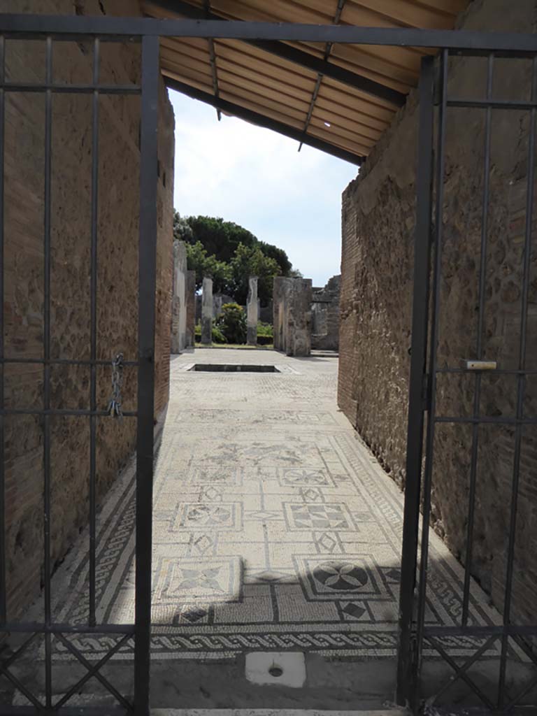 VIII.3.8 Pompeii. September 2015. Looking south through entrance doorway.
Foto Annette Haug, ERC Grant 681269 DÉCOR