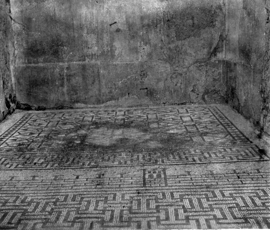 VIII.3.8 Pompeii. c.1930. Black and white mosaic flooring of west ala, linking with the atrium.
See Blake, M., (1930). The pavements of the Roman Buildings of the Republic and Early Empire. Rome, MAAR, 8, (p. 99,107,109 & Pl.27, tav.1).