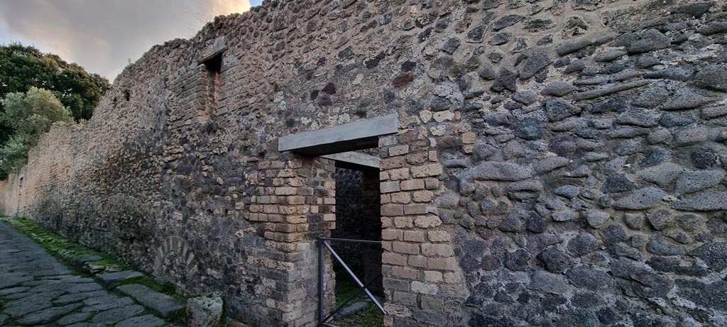VIII.3.12 Pompeii. December 2023. 
Looking south to entrance doorway on west side of Vicolo dei Dodici Dei. Photo courtesy of Miriam Colomer.