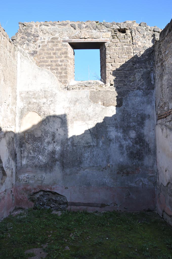 VIII.3.12 Pompeii. January 2024. 
East wall of triclinium with two painted medallions and window overlooking Vicolo dei Dodici Dei. 
Photo courtesy of Domenico Esposito.