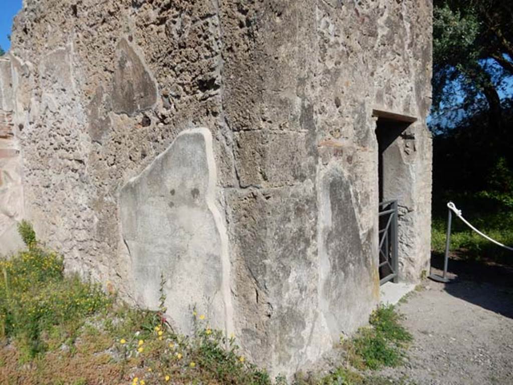 VIII.3.14 Pompeii. May 2016. North wall of tablinum/exedra, on left, and doorway to cubiculum, centre right. Photo courtesy of Buzz Ferebee.