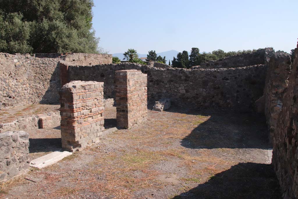 VIII.3.15 Pompeii. September 2021. 
Looking north-east towards three entrance doorways to south portico 8 of garden area 7. Photo courtesy of Klaus Heese.
On the right is the area of room 9 in the south-east corner, and room 1 leading from the entrance doorway.