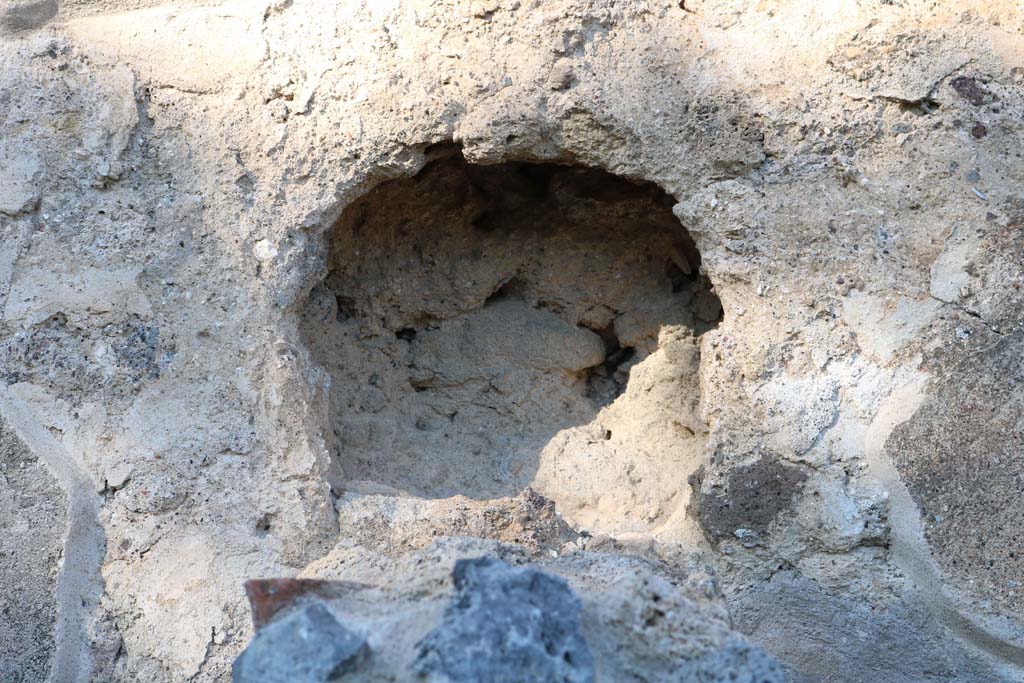 VIII.3.15, Pompeii. December 2018. 
Feature in north wall above wall at side of doorway into room 5, at rear of triclinium. Photo courtesy of Aude Durand.