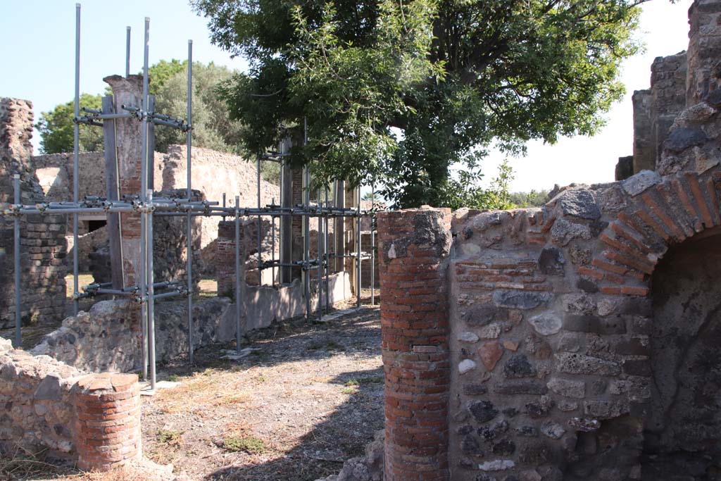 VIII.3.16 Pompeii. September 2021. Looking north-east across peristyle from near niche latrine. Photo courtesy of Klaus Heese