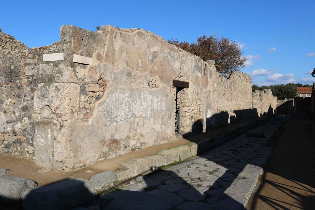 VIII.3.17 Pompeii, centre right. December 2018. 
Looking north-east towards doorway, from junction of Via delle Scuole, on left, and Via della Regina, on right. Photo courtesy of Aude Durand.