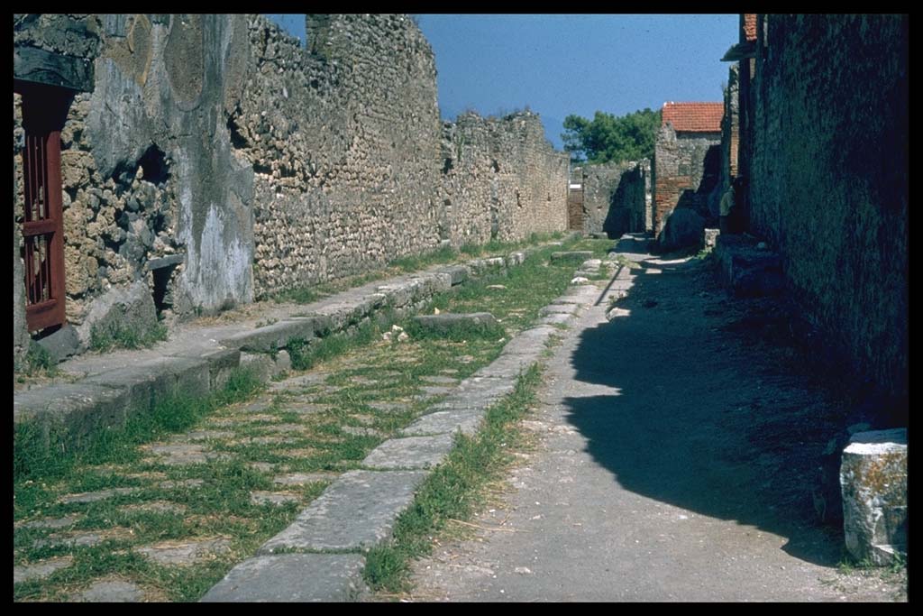 VIII.3.17 Pompeii, on left. Vicolo della Regina looking east.
Photographed 1970-79 by Günther Einhorn, picture courtesy of his son Ralf Einhorn.