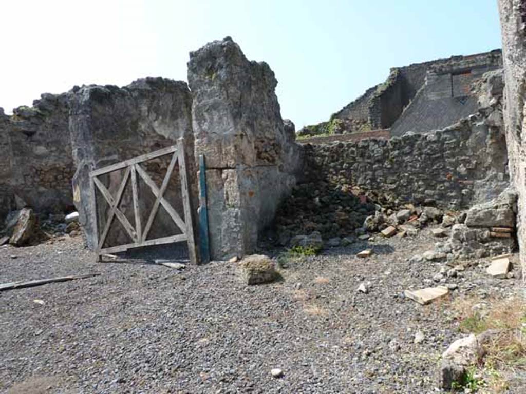 VIII.3.18 Pompeii. May 2010. West side of atrium, with a cubiculum on both sides of entrance corridor.
Looking south-west across atrium towards cubiculum on north side of entrance doorway, on right. Taken from VIII.3.19.
