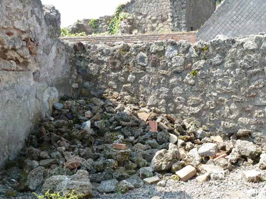 VIII.3.18 Pompeii. May 2010. Looking south-west to cubiculum on north side of entrance doorway. Taken from VIII.3.19.