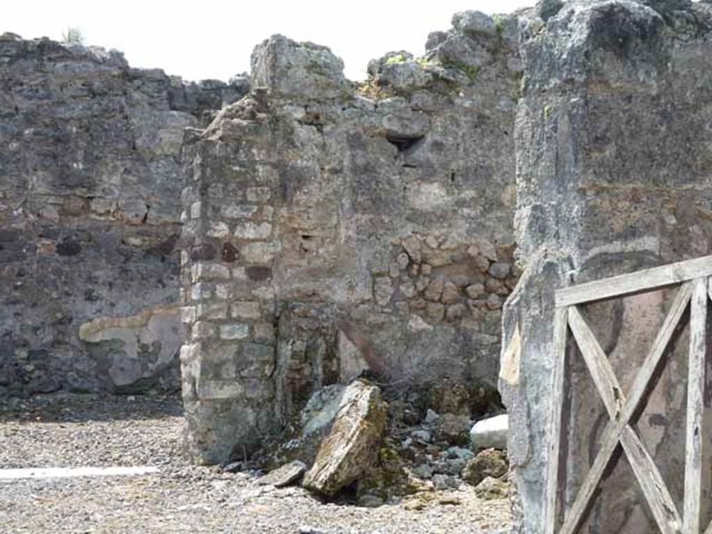 VIII.3.18 Pompeii. May 2010. Looking south-west to cubiculum on south side of entrance doorway. Taken from VIII.3.19.