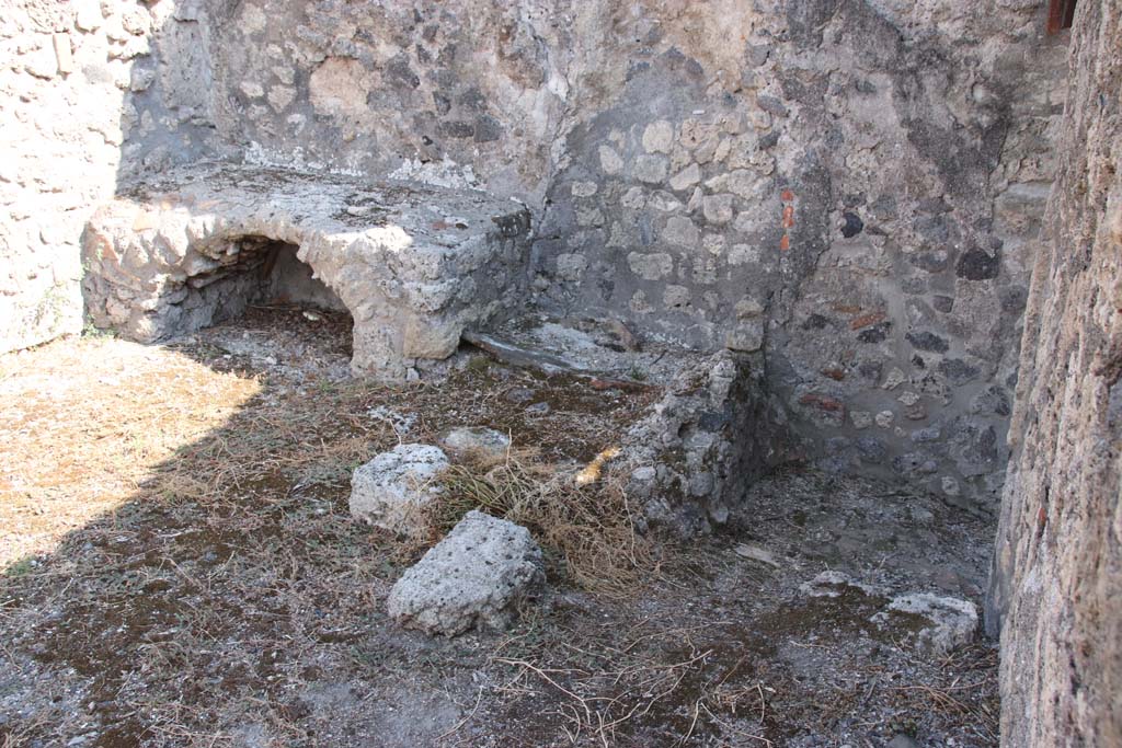 VIII.3.18 Pompeii. September 2021. Kitchen area, formerly an ala. Photo courtesy of Klaus Heese.
According to Hobson –
“A niche latrine can be seen on the west (right side) of the hearth.”
See Hobson, B., 2009. Pompeii, Latrines and Down Pipes. Hadrian Books (p.440 and photo p.444)