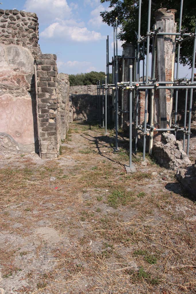 VIII.3.18/16 Pompeii. September 2021. 
Looking east from north-west corner of peristyle. Photo courtesy of Klaus Heese