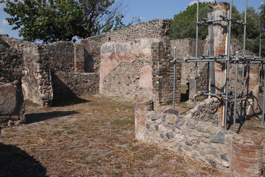 VIII.3.18/16 Pompeii. September 2021. 
Looking north-east from west side of peristyle, with doorway to tablinum, on left, courtyard/yard, centre left, and doorway to corridor, right of centre. 
Photo courtesy of Klaus Heese.