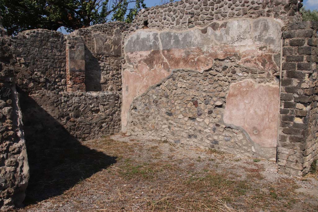 VIII.3.18/16 Pompeii. September 2021. 
Looking north-east in area of courtyard/yard on north side of peristyle. Photo courtesy of Klaus Heese.