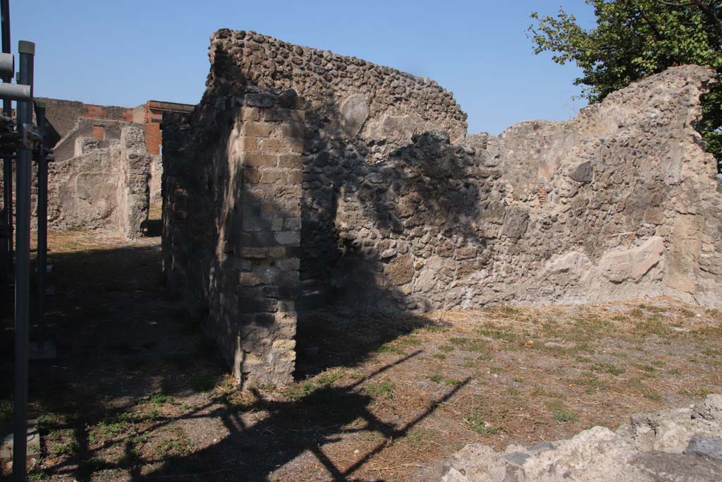 VIII.3.18/16 Pompeii. September 2021. 
Looking west along north side of peristyle through large doorway into room in north-east corner. Photo courtesy of Klaus Heese.
???????