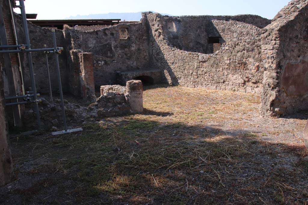 VIII.3.18/16 Pompeii. September 2021. 
Looking south-west across peristyle, towards kitchen area at west end. On the right is the south wall of the tablinum.
Photo courtesy of Klaus Heese.