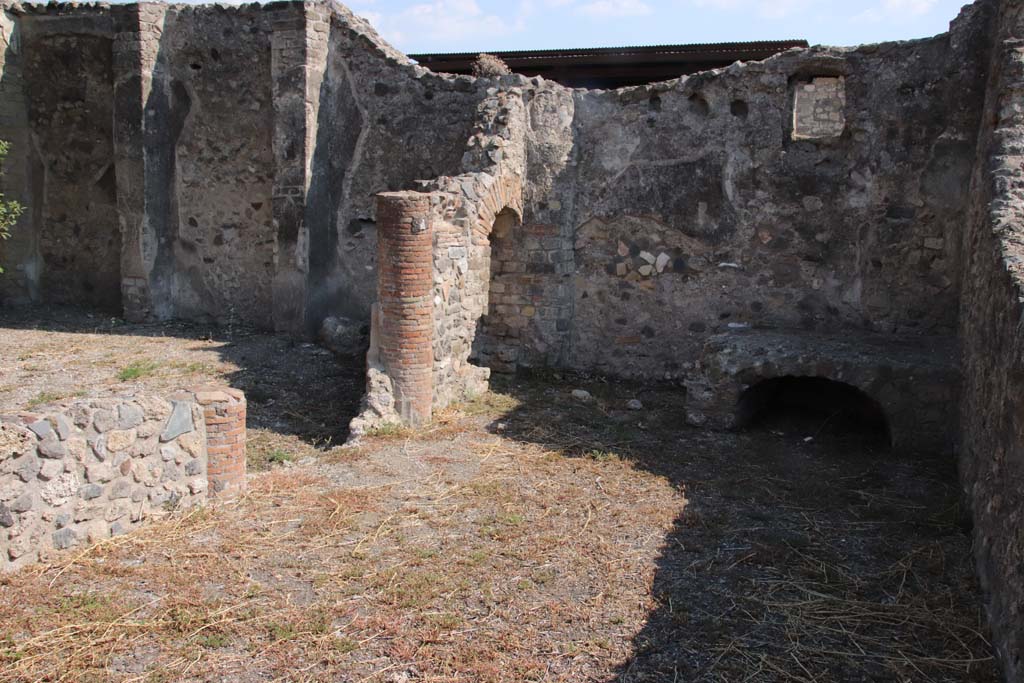 VIII.3.18/16 Pompeii. September 2021. 
Looking south at west end of peristyle, towards kitchen area with hearth and niche latrine. Photo courtesy of Klaus Heese.