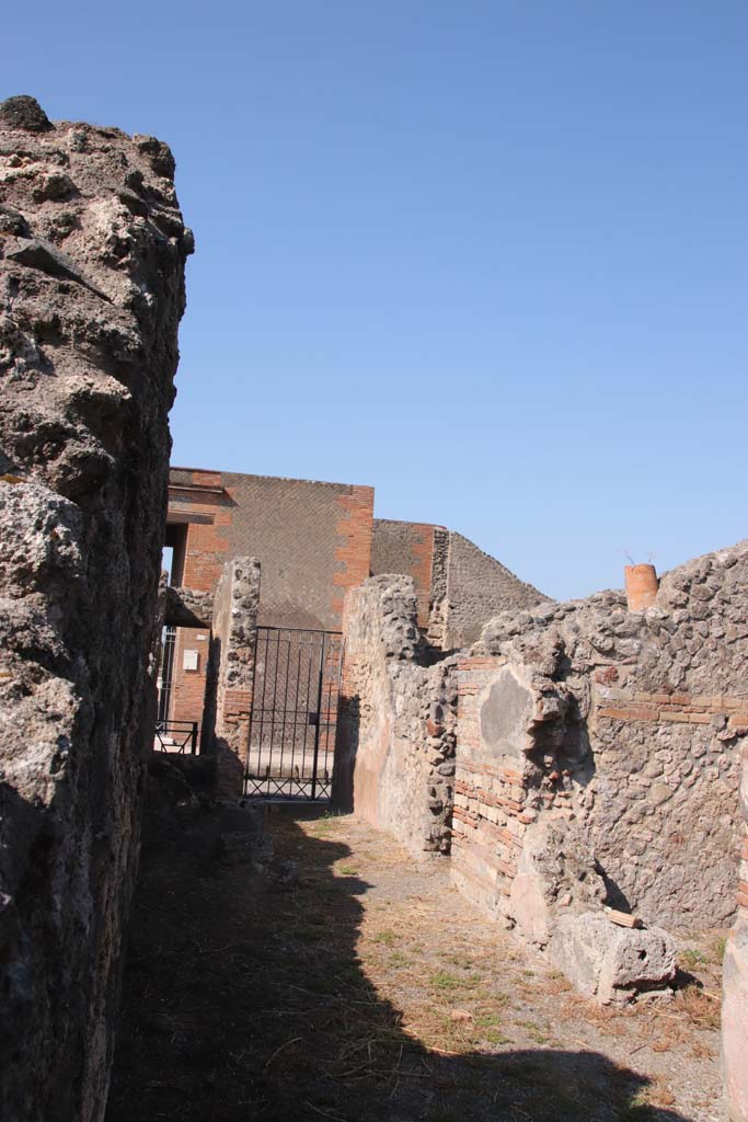 VIII.3.21 Pompeii. September 2021. 
Looking west along entrance corridor 1 towards entrance doorway. Photo courtesy of Klaus Heese.