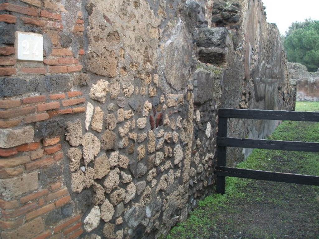 VIII.3.24 Pompeii. December 2004. Entrance fauces, north wall.
