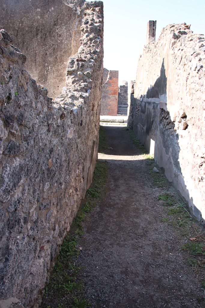 VIII.3.24 Pompeii. October 2022. 
Looking west along entrance corridor/fauces. Photo courtesy of Klaus Heese.