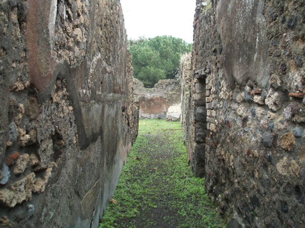 VIII.3.24 Pompeii. December 2004. Entrance fauces or corridor, looking east across south side of peristyle towards rooms in south-east corner.
