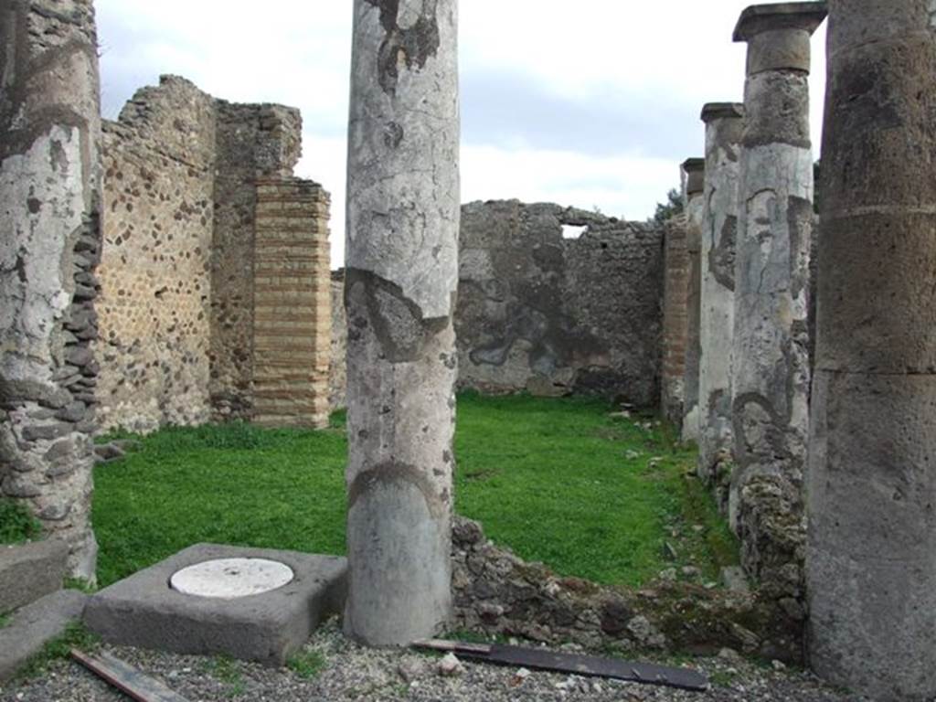 VIII.3.27 Pompeii.  December 2007.  Looking east across garden area with two sided pseudoperistyle with columns and pluteus.