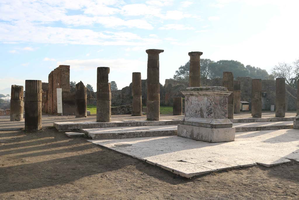 South-east corner of Pompeii Forum. December 2018.
Looking towards VIII.3.33 and VIII.7.32, behind the portico on the east side. Photo courtesy of Aude Durand.