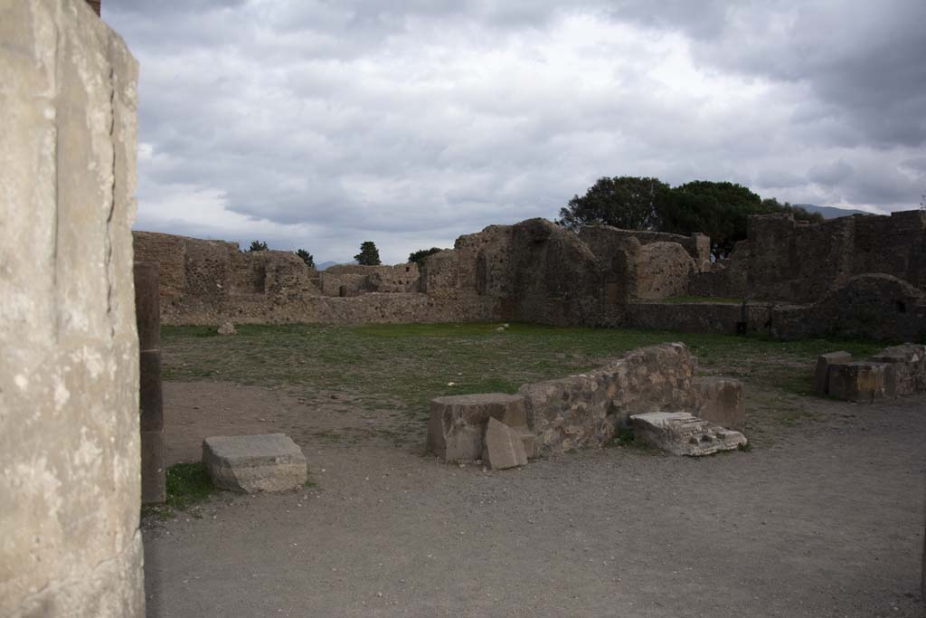 VIII.3.33, on left, Pompeii. October 2017. 
Looking south-east from Forum towards entrance doorway and front façade, with VIII.3.32, on right.
Foto Annette Haug, ERC Grant 681269 DÉCOR.