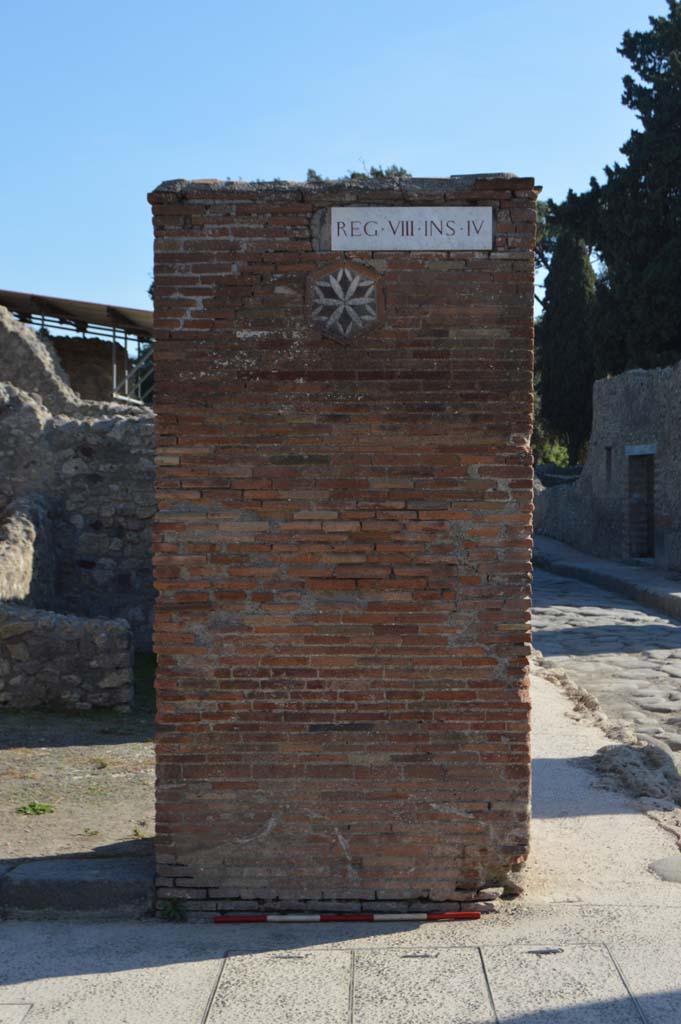 VIII.4.1 Pompeii. October 2017. Corner pilaster on west side of entrance doorway.
Foto Taylor Lauritsen, ERC Grant 681269 DÉCOR.