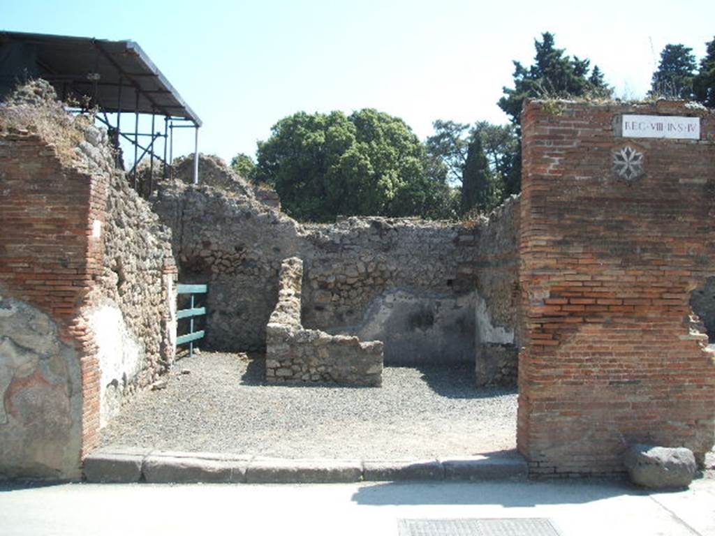 VIII.4.1 Pompeii. May 2005. Entrance on Via dell’Abbondanza, previously known as Strada d’Olconio 1, looking south.