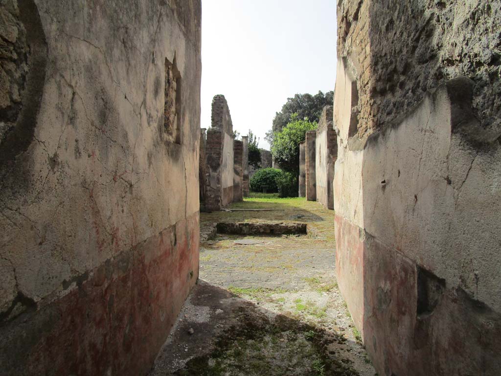 VIII.4.4 Pompeii. April 2019. Looking south through fauces/entrance corridor, across atrium, through tablinum, to peristyle.
Photo courtesy of Rick Bauer.