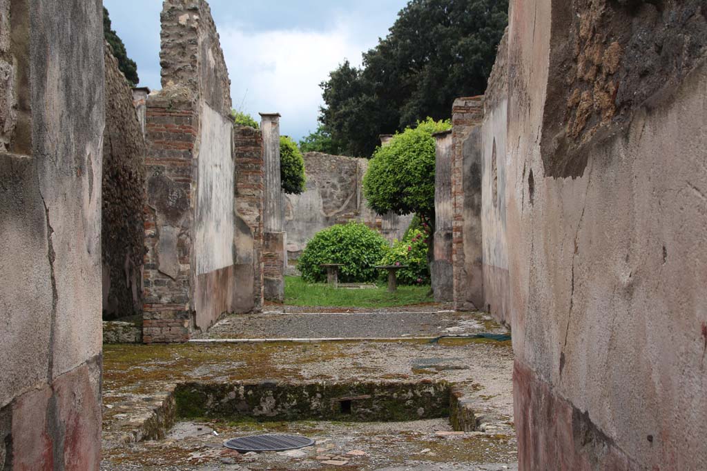 VIII.4.4 Pompeii. April 2014. 
Looking south through fauces/entrance corridor, across atrium, through tablinum, to peristyle.
Photo courtesy of Klaus Heese.