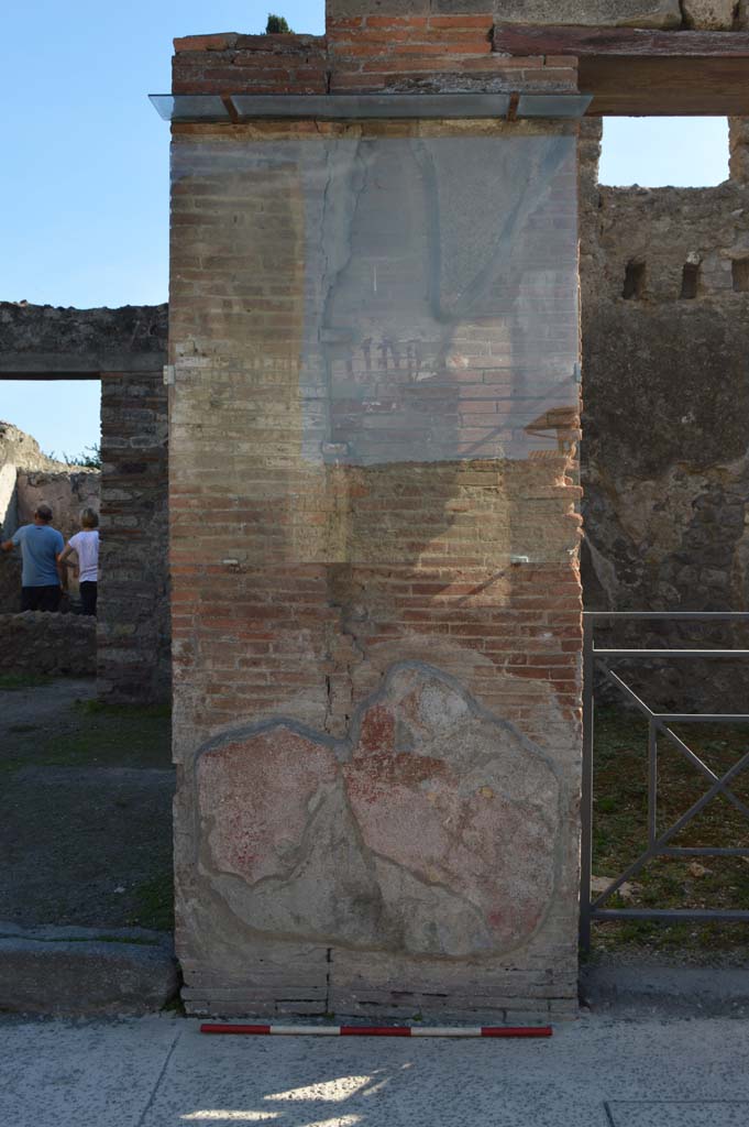 VIII.4.6 Pompeii, on right. October 2017. 
Pilaster between two doorway entrances, with graffiti, see also VIII.4.7.
Foto Taylor Lauritsen, ERC Grant 681269 DÉCOR.
