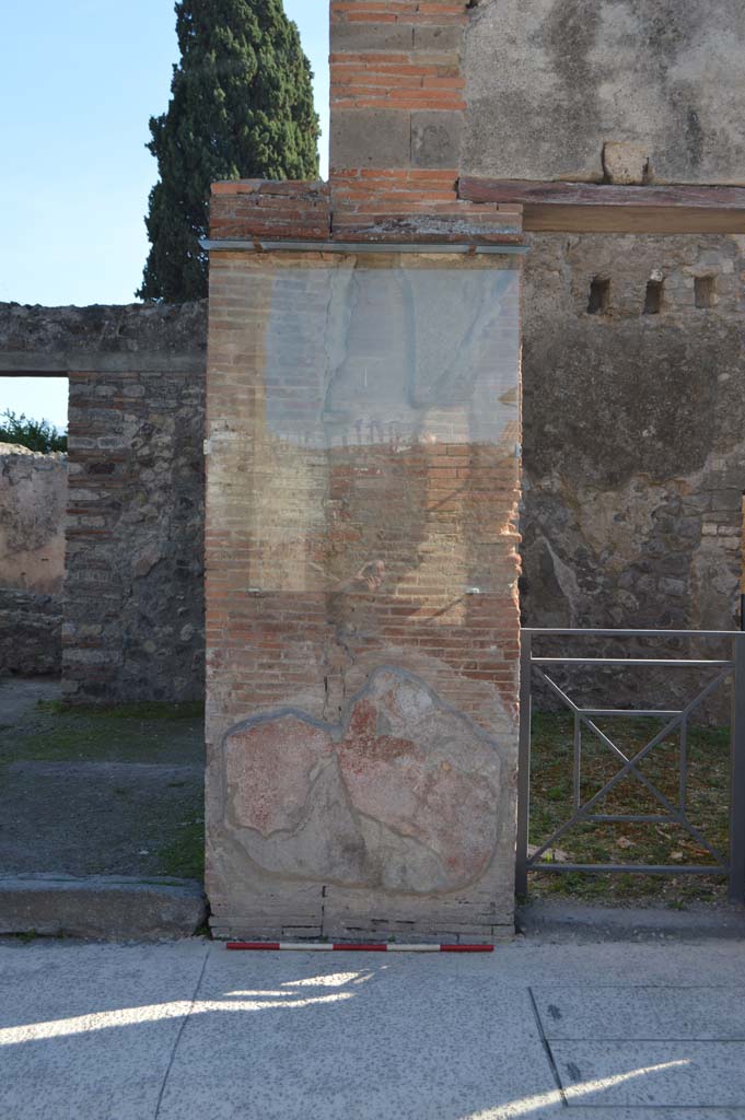 VIII.4.7 Pompeii, on left, with VII.4.6, on right. October 2017. 
Pilaster between two doorway entrances, with graffiti, see also VIII.4.6.
Foto Taylor Lauritsen, ERC Grant 681269 DÉCOR.