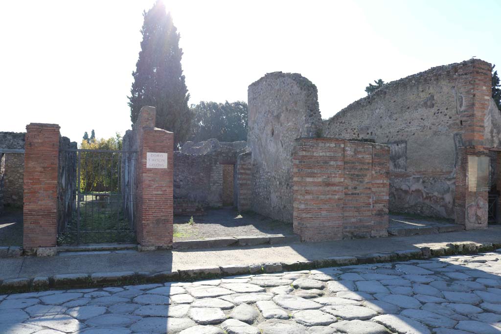 VIII.4.9 Pompeii, on left, VIII.4.8, in centre, and VIII.4.7, on right. December 2018. 
Looking south to entrances on Via dell’Abbondanza.  Photo courtesy of Aude Durand.