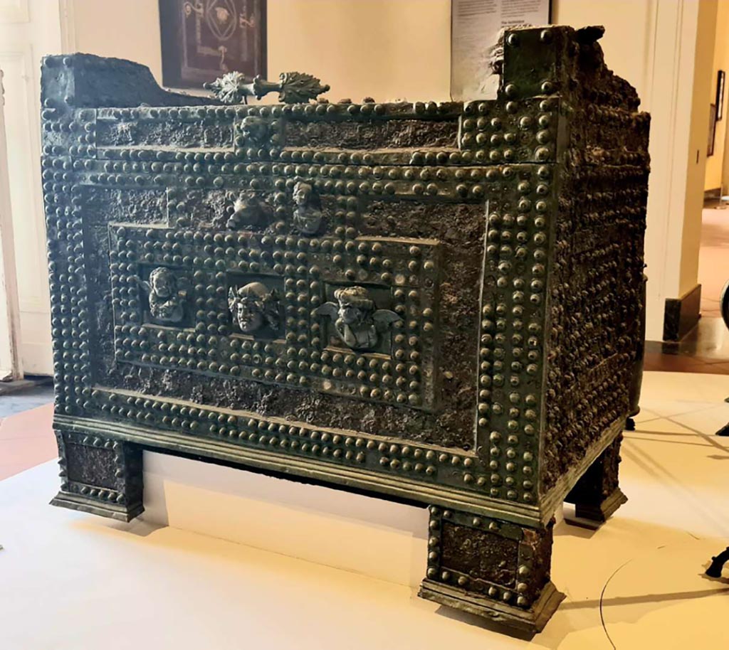 VIII.4.12 Pompeii. Arca, or strong box. 
On display in “L’altro MANN” exhibition, October 2023. Photo courtesy of Giuseppe Ciaramella.
According to the Naples Archaeological Museum description card –
“This arca was found in VII.2.18, the House of C. Vibio.” Inv. 73021.