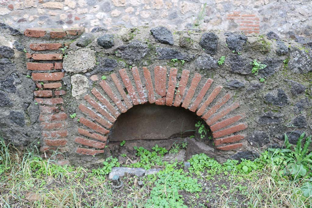 VIII.4.12, Pompeii. December 2018. Detail from west wall of peristyle. Photo courtesy of Aude Durand.
