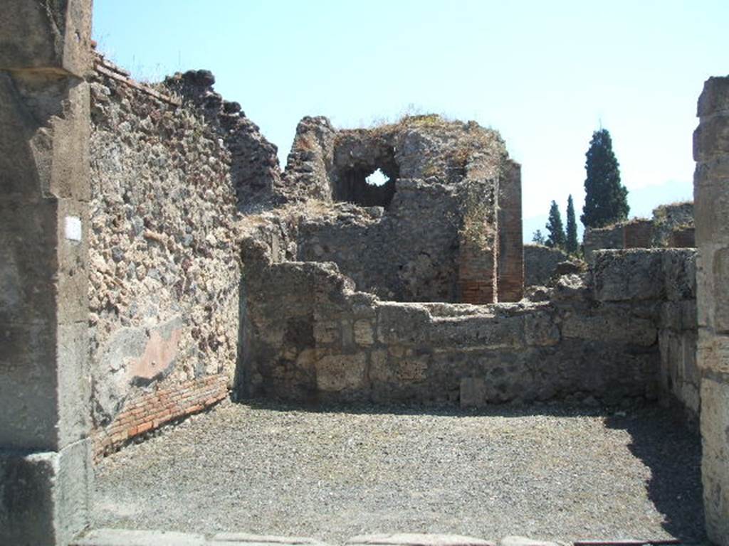 VIII.4.13 Pompeii. May 2005.  Entrance, looking south. According to Liselotte Eschebach, on the east (left) side of the shop, used to be a staircase to the upper floor. Underneath the staircase was a latrine.
See Eschebach, L., 1993. Gebäudeverzeichnis und Stadtplan der antiken Stadt Pompeji. Köln: Böhlau. (p.372)